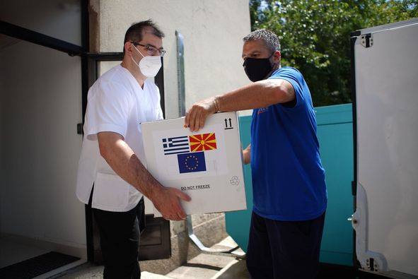 Η Ελλάδα απέστειλε στη Βόρεια Μακεδονία 100.000 εμβόλια AstraZeneca